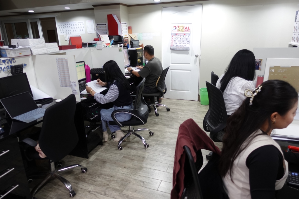 フィリピン留学 Cebu21 - Monol-Staff Office-6